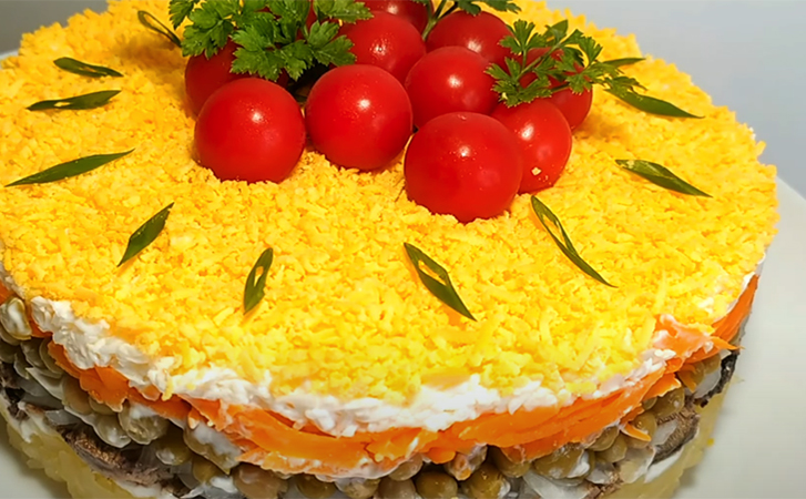 Новогодний салат-торт из банки шпрот. Красивее Мимозы и вкуснее Шубы