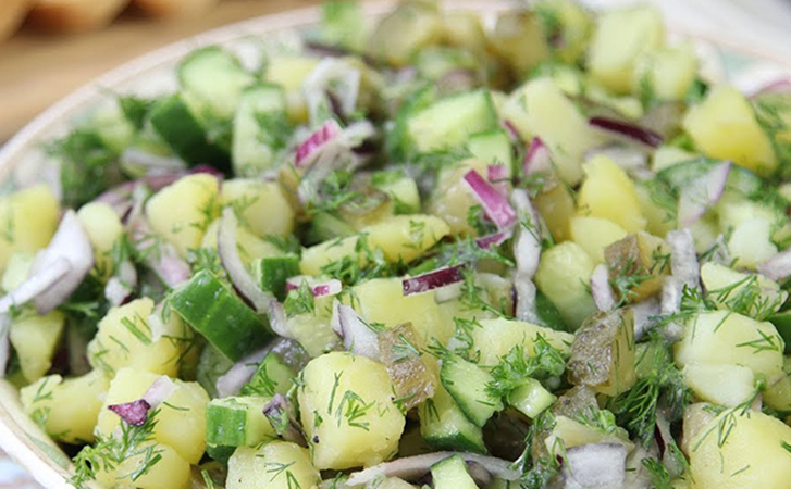 Картошка, лук и соленые огурцы. Самые простые продукты, но салат стал популярнее Оливье на столе