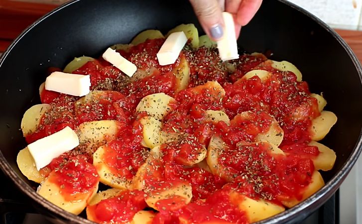 Превращаем картошку в самостоятельное блюдо: нужны томатная паста и сыр. Мяса уже не потребуется