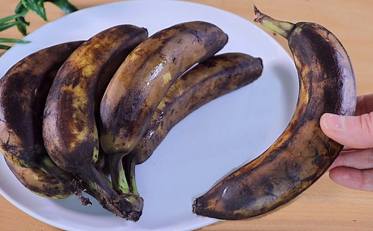 Почерневшие бананы не выбрасываем, а пускаем на десерт. Достаточно их обмакнуть в тесто и пожарить