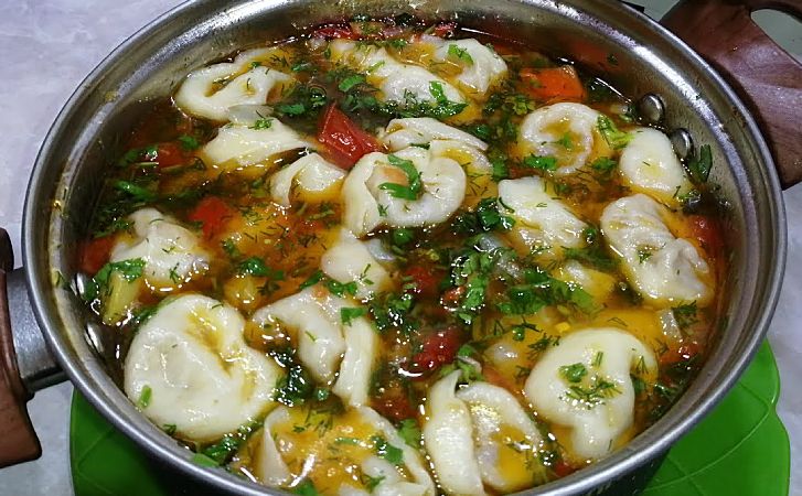 Узбекская чучвара получается вкуснее солянки и пельменей вместе взятых. Показываем как сделать бульон и сочную начинку