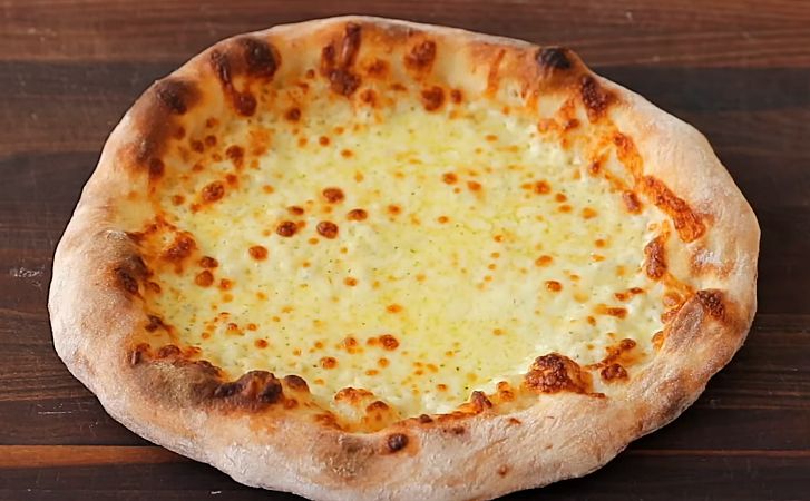 Домашняя пицца по рецепту итальянского пиццайоло. Разлетается за секунды даже без начинки