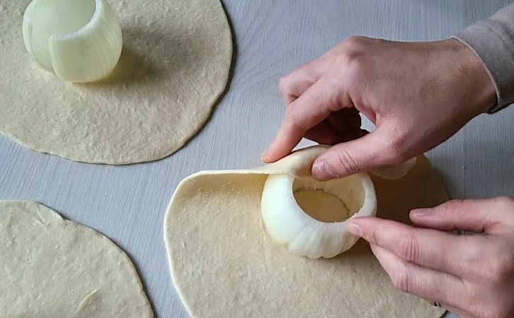 Пирожок из луковицы с узбекской кухни: заворачиваем прямо в тесто и добавляем фарш. Горечи не будет