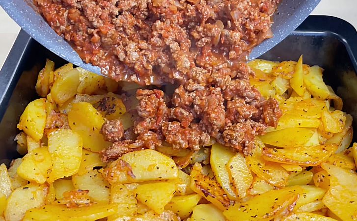 Готовим мясо по-французски без использования мяса. Кладем фарш поверх жаренного картофеля