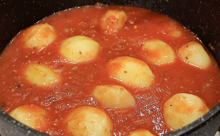 Вместо привычной варки картошки, тушим ее в томатном соусе. Он скучного будничного гарнира не осталось и следа