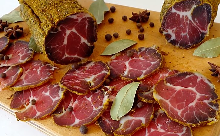 Вяленная коппа как делают в Италии. Рецепт без труда воспроизводится дома: в основе 1,5 кг свиной шеи