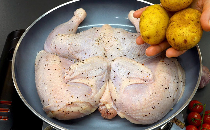 Курица-тапака по ускоренному рецепту: сковорода плюс духовка на 10 минут. Подсмотрели у турецкого повара