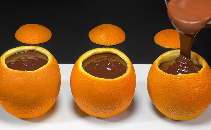 Заполняем апельсины шоколадным кремом. В основе всего полплитки шоколада и немного какао, но десерта получается много