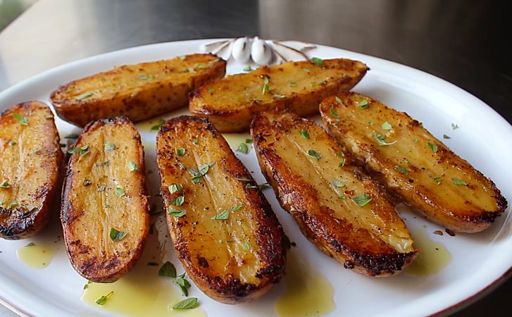 Показываем, как сделать запеченную в духовке картошку менее жирной. Мы используем бульон и немного лемона