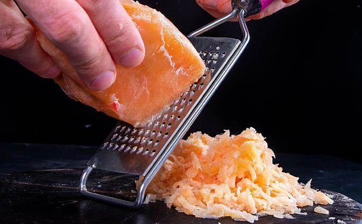 Жарим куриную грудку не размораживая. Чтобы она оставалась сочной и не была водянистой, мы просто натираем ее на терке