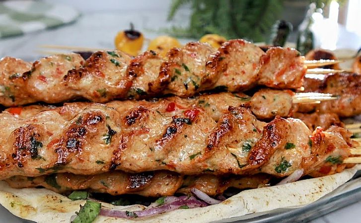 Кебаб из курицы на сковороде: получается сочный и ароматный словно с мангала. Рецепт в Ближнего Востока