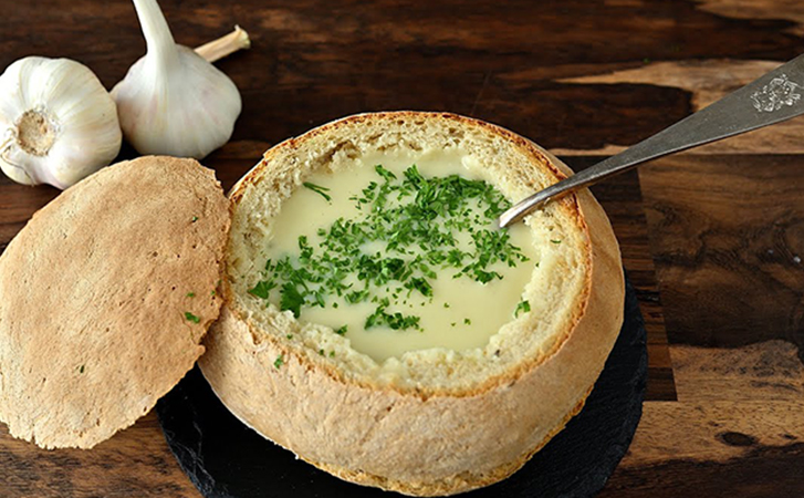Альпийский чесночный суп: сытный и насыщенный, хотя в нем нет мяса. Вместо тарелки буханка хлеба
