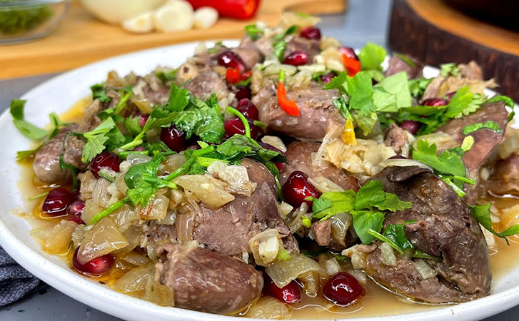 Кучмачи: грузинское блюдо из куриных сердечек. Даже лук выедают без остатка, настолько запоминается