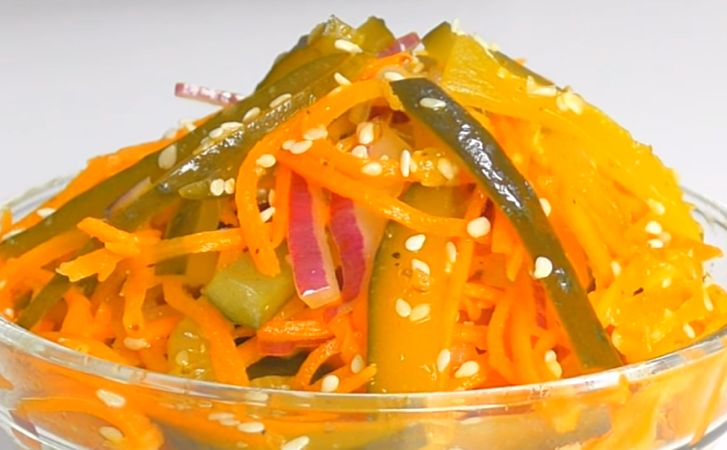 Соединяем морковь по-корейски и соленые огурцы в один салат. Оторваться невозможно, пока он не закончится