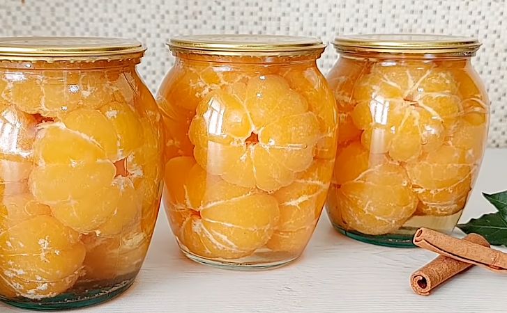 Раскладываем мандарины в банки и консервируем словно ягоды и яблоки. Насыщенный цитрусовый вкус сохраняется до лета