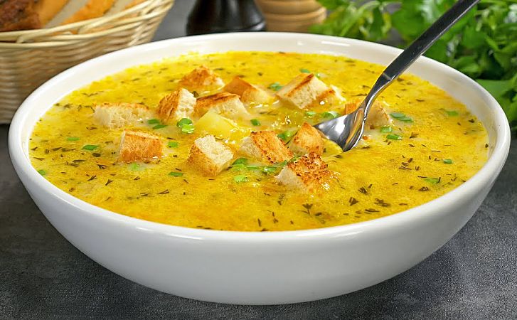 Луковый суп из простых продуктов, но от ресторанного не отличить. Используем сырки «Дружба»