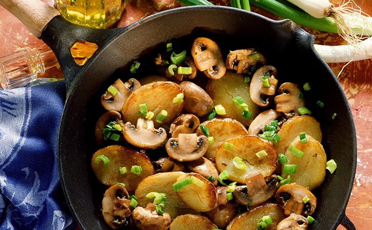 Жареная картошка с грибами как летом, но только делаем мы ее с шампиньонами. Простой рецепт