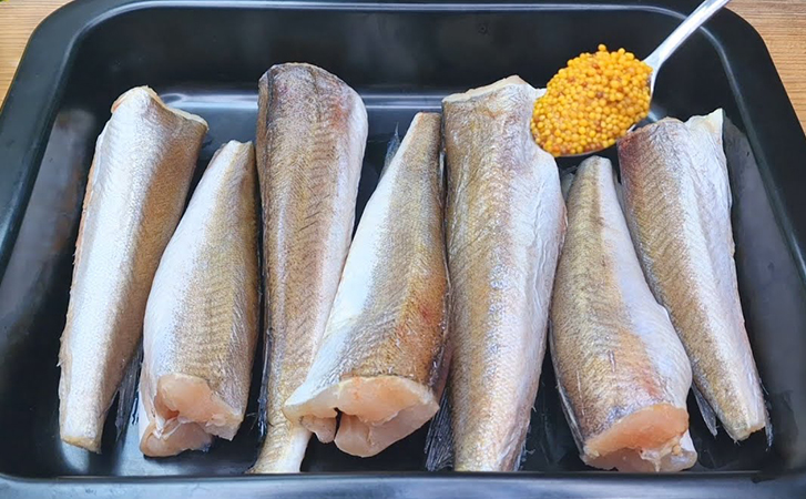 Хек считают простой рыбой, но приготовить его можно вкуснее красной. Нужна картошка и ложка горчицы