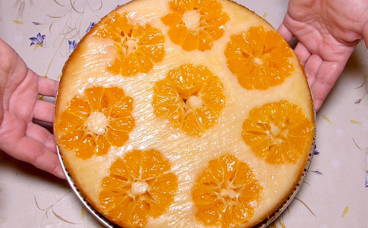 Кремовый пирог из мандаринов. Нужно просто смешать за 5 минут стакан ванильного теста и залить им фрукты