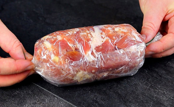 Берем килограмм свинины и за 1 час превращаем в настоящую домашнюю колбасу