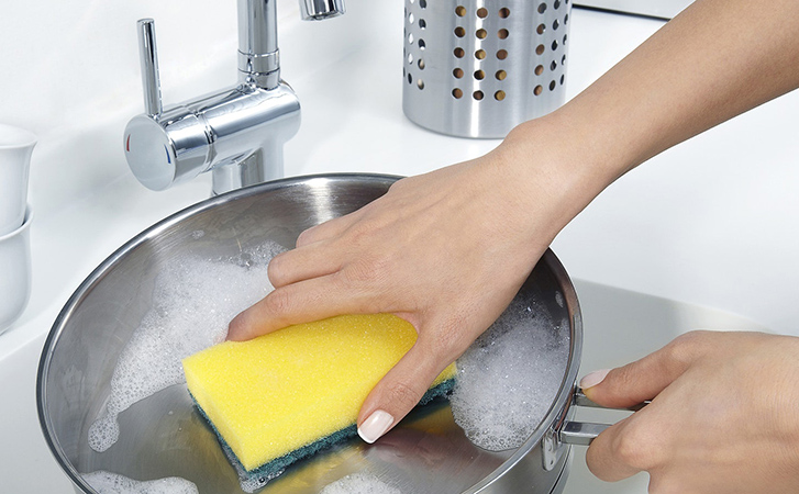 Как избавить сковороду от застарелого запаха: протираем имбирем и поверхность становится свежей