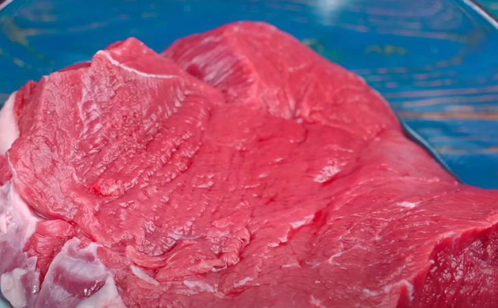 Мясо большим куском часто не просаливается, если его просто посыпать сверху. Используем подсоленную воду