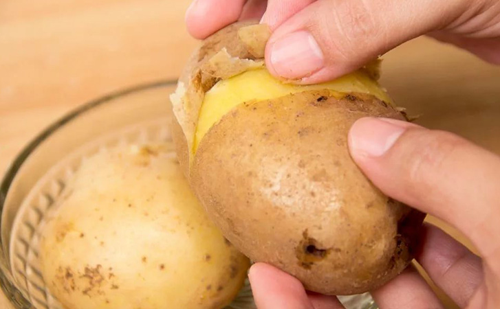 Варим картошку в мундире так, чтобы она потом чистилась без ножа. Добавляем лед в воду и кожура сходит сама