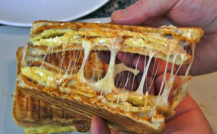 Горячий тост по-турецки: внутри суджук, яйца и сыр. Одного с утра хватает до самого ужина
