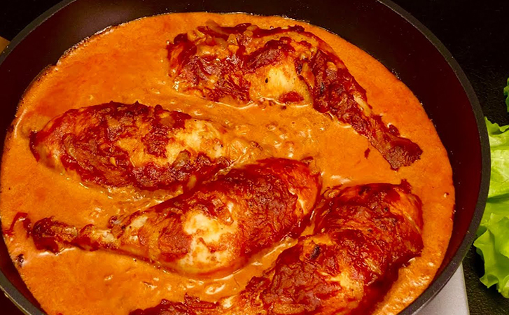 Курица по-венгерски: хитрый маринад и духовка творят с обычными окорочками чудеса. Ее можно ставить даже в центр стола