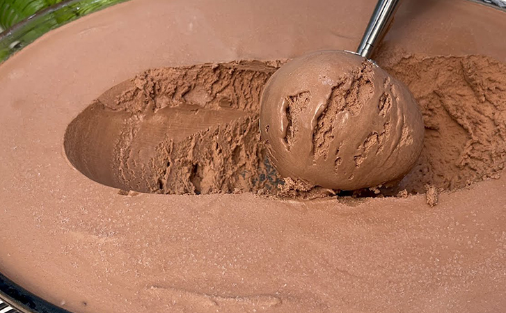 Мороженое вкуснее пломбира быстрее, чем закипит чайник: смешиваем сливки, сгущенку и немного шоколада