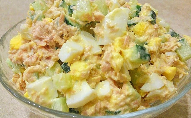Добавляем к яйцам консервы и лук: 5 минут и на столе салат, который можно подать вместо любого ужина
