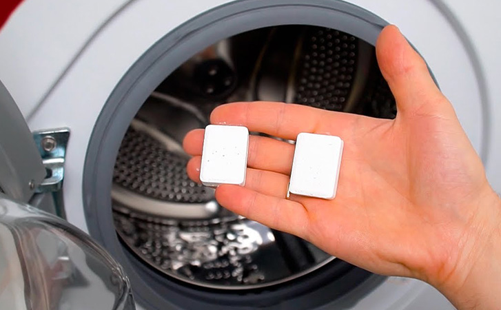 Чистим стиральную машину таблеткой от посудомойки. 20 минут, и в нее без опаски можно класть белое белье