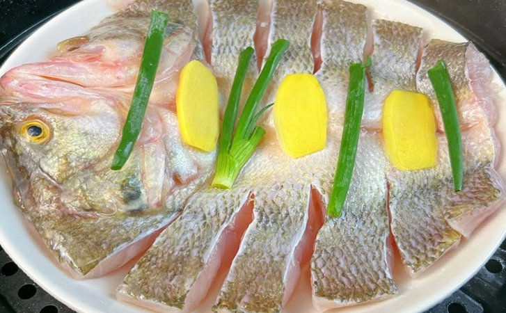 Китайский способ добавить вкуса вечно пресной рыбе на пару. Сначала маринуем, а потом готовим прямо в этой же тарелке
