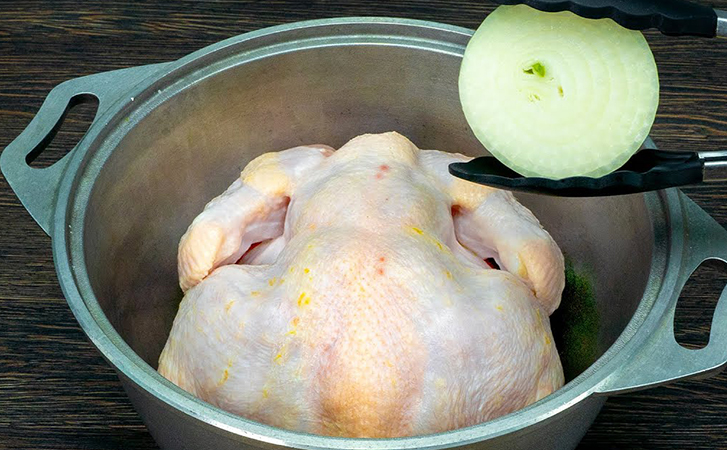 Делаем курицу целиком по хитрому рецепту. Чтобы добавить мягкости и сока, ее кладут на 10 минут в кипяток с луком