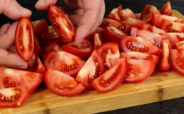 Моментальный салат из помидоров: можно есть все лето и не надоест. Хитрость в заправке из зелени и чеснока