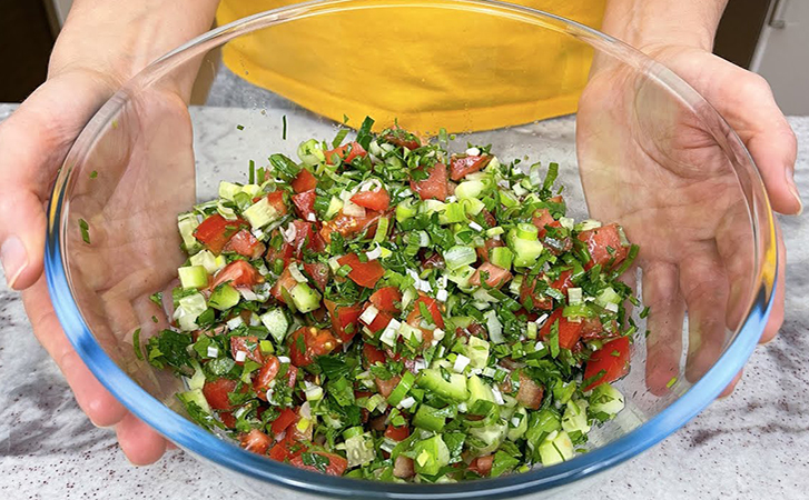 Обычный с виду салат из огурцов и помидор, но сделан по рецепту итальянца. Немного мяты и лимонная заправка творят чудеса