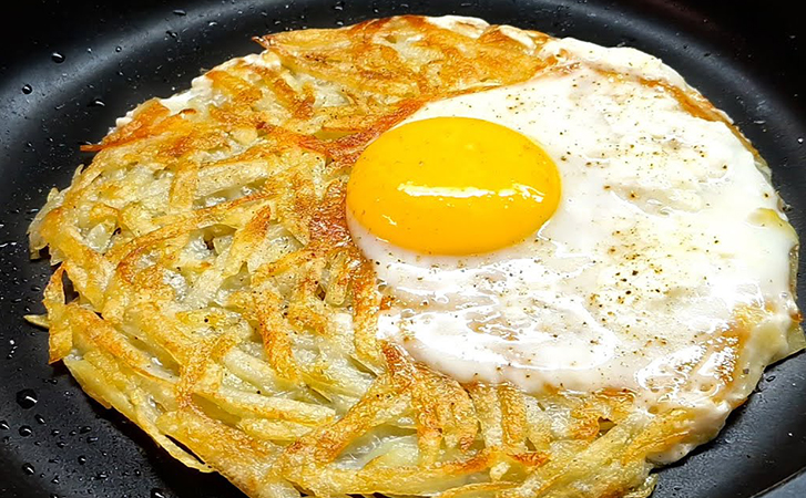 Драники по-ленивому: разбиваем яйца поверх тертой картошки. Рецепт подойдет даже как гарнир к мясу