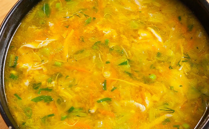 Кастрюля насыщенного куриного супа за 20 минут. Хитрость бульона в манке: 2 ложки, и он не водянистый