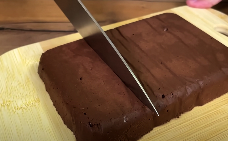 Шоколадный торт всего из двух ингредиентов. Делается в два счета без включения духовки