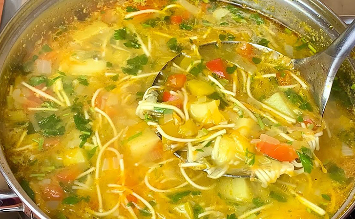 Постный летний суп за 30 минут, который нравится всем. Здесь нет мяса, но он насыщенный как хорошие щи