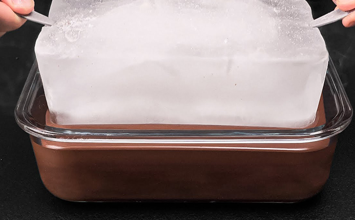 Кладем лед в растопленный шоколад и тончайшая форма для торта готова. На рецепт уходит 5 минут, выпечка не нужна