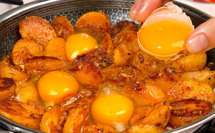 Выливаем яйца прямо на картошку во время жарки. Простые ингредиенты, но результат будет потрясающим