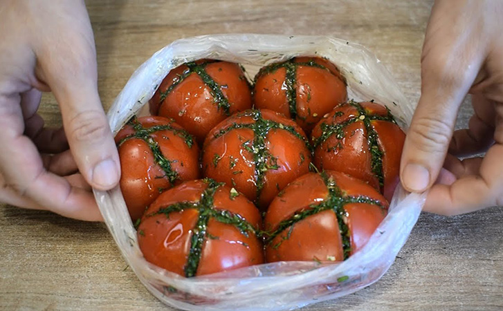 Маринуем помидоры всего за 4 часа.  Утром кладем в пакет с зеленью, на обед уже подаем