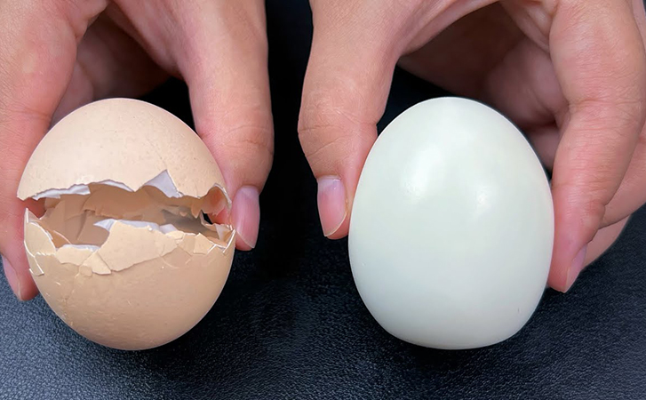 Показываем хитрый японский способ варки яиц. Чистятся одним движением, белок плотный, а желток не пересушен