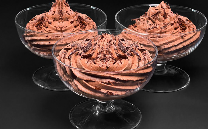 Шоколадный кремовый десерт за 5 минут и без духовки. Можно есть вечером: сахара мы не добавили ни грамма