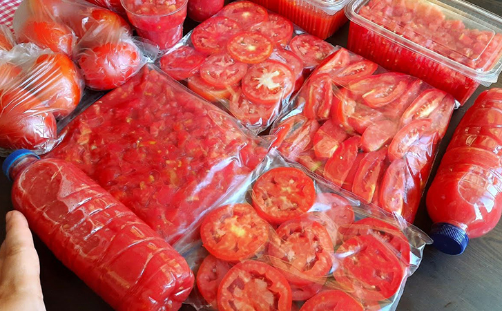 Сохраняем вкус свежих помидоров на весь холодный сезон: замораживаем дольки, пасту и икру. Зимой можно не покупать