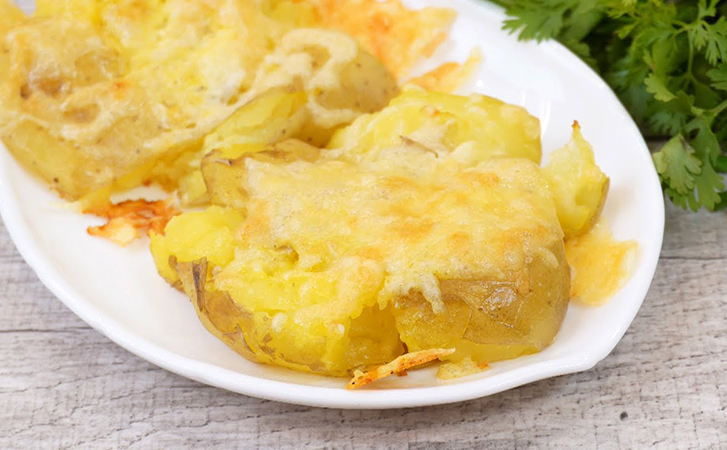 Ставим отварную картошку в духовку и посыпаем сыром. Оторваться невозможно