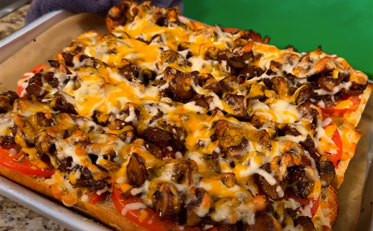 Берем обычный багет и превращаем в ленивую пиццу с грибами. На столе уже через 15 минут