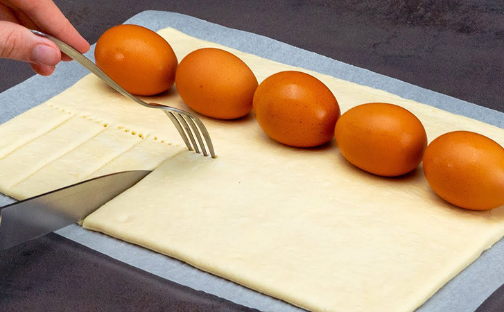Заворачиваем яйца в слоеное тесто. Два движения и на столе итальянский пирог