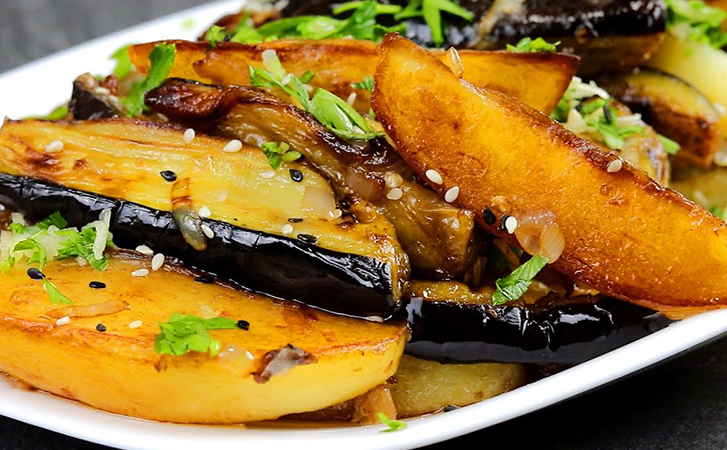 Жарим баклажаны сразу с картофелем: за 10 минут получаются вкуснее, чем картошка с мясом